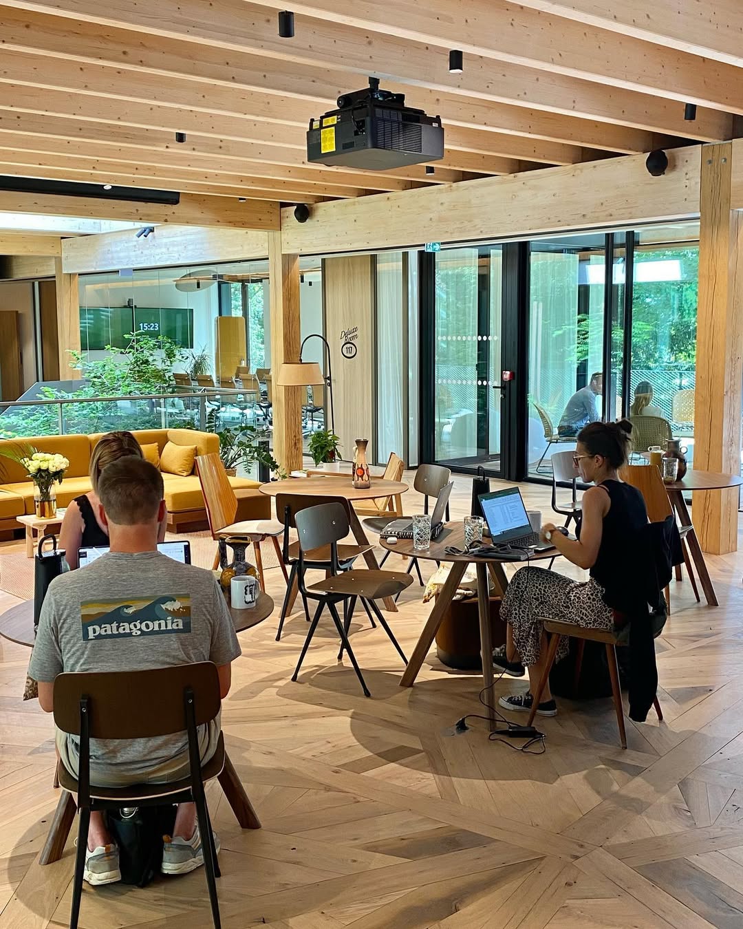 Espaces de coworking modernes à Lille, favorisant la collaboration et nécessitant une cybersécurité renforcée pour protéger les données sensibles des entreprises.